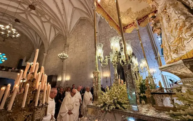 Autoridades y fieles durante la misa de la Octava de la Virgen del Prado en la Catedral