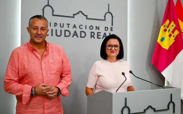 Rocío Zarco, portavoz de la Diputación de Ciudad Real, en rueda de prensa junto a Adrián Fernández