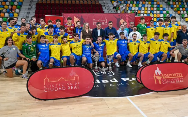 Entrega de trofeos tras la final del Trofeo Diputación de Balonmano entre los dos equipos del Balonmano Caserío en el Quijote Arena de Ciudad Real
