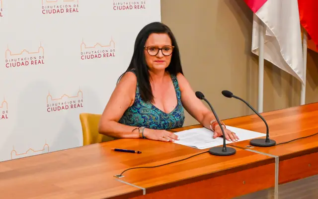 La portavoz del equipo de gobierno de la Diputación de Ciudad Real, Rocío Zarco, durante la rueda de prensa sobre el incendio de Guadalajara