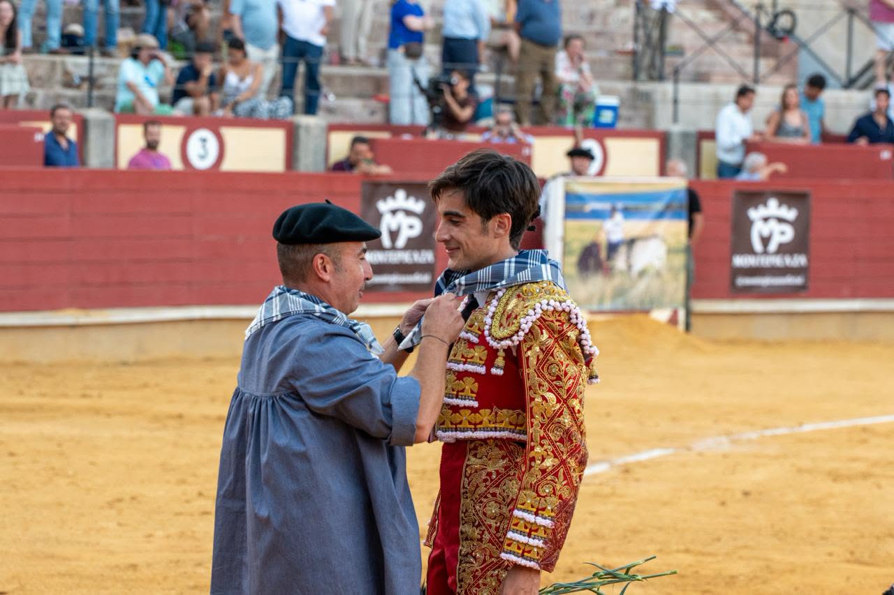 Javier Fernández firma en Ciudad Real una oreja en su debut con picadores