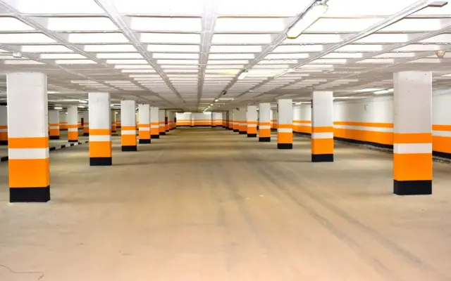 Interior del aparcamiento subterráneo del Paseo del Bosque durante los remates de obra