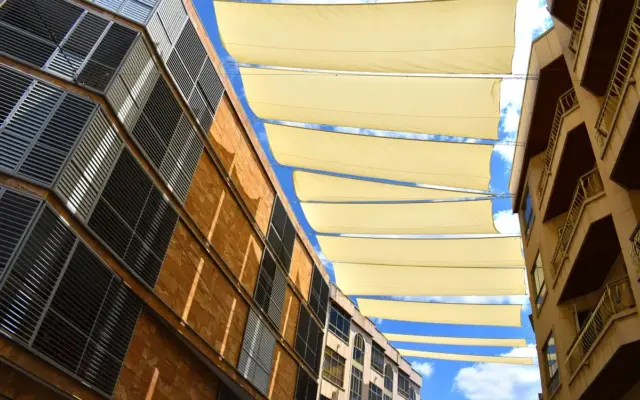 Toldos instalados sobre una calle peatonal del centro comercial abierto de Puertollano