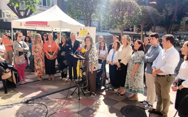 Acto institucional del Dia Mundial del Alzheimer en Ciudad Real con el alcalde y la asociacion de familiares
