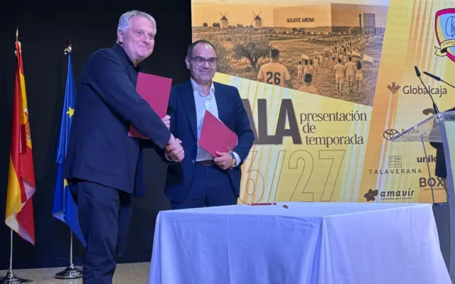 El alcalde de Ciudad Real y representantes del BM Caserío durante la firma del convenio de colaboración
