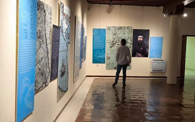 Acto de inauguración de la exposición sobre Magallanes y Elcano en el Museo López Villaseñor de Ciudad Real