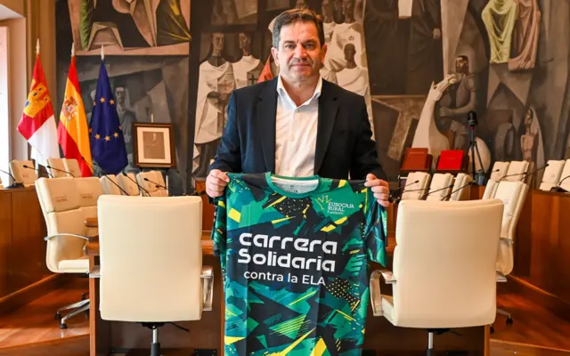 El presidente de la Diputación de Ciudad Real con la camiseta de la Carrera Solidaria contra la ELA