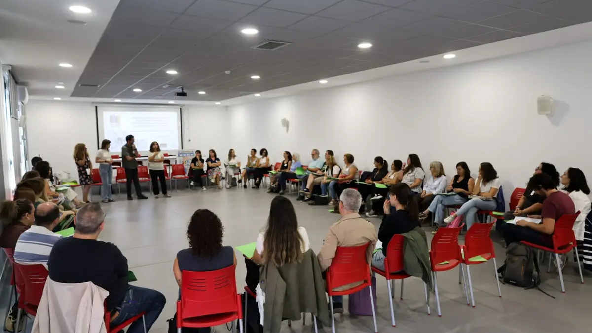Profesionales de Servicios Sociales en la primera sesión del Proyecto Piloto de Intervención Comunitaria Intercultural en el Centro Cívico de Alcázar de San Juan