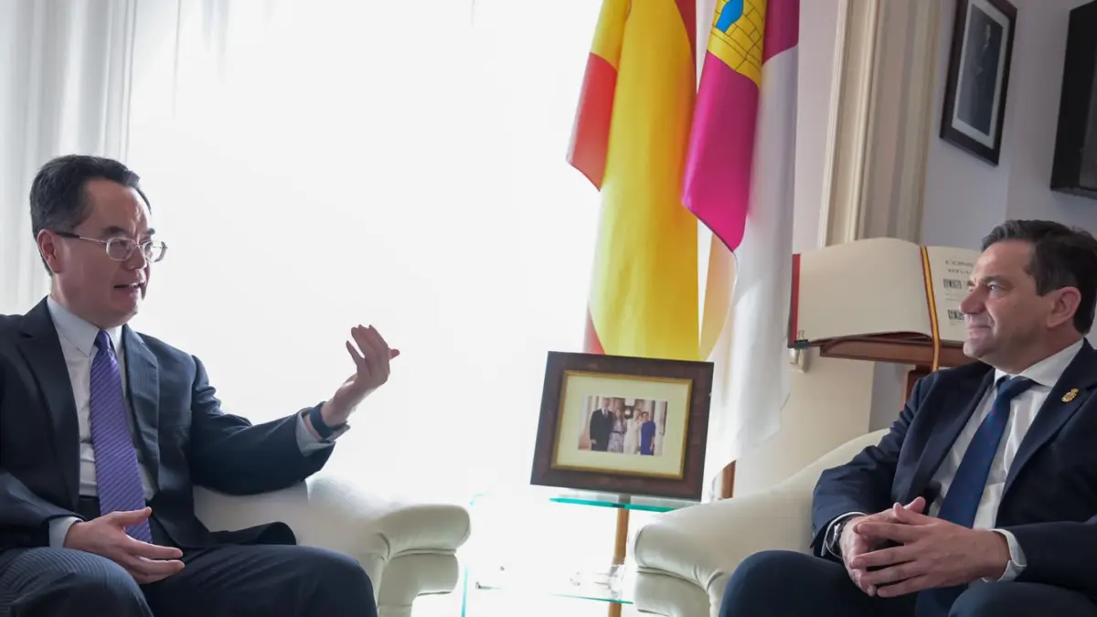 Miguel Angel Valverde recibe en el Palacio Provincial a Wang Xueyong, director general de Asuntos de Europa Occidental de China