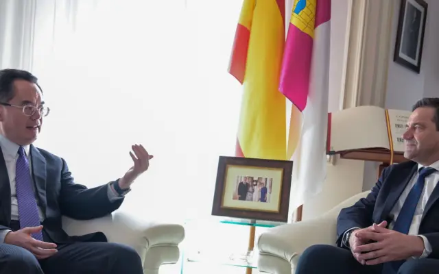 Miguel Angel Valverde recibe en el Palacio Provincial a Wang Xueyong, director general de Asuntos de Europa Occidental de China