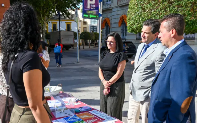 El presidente de la Diputación visita la mesa de AFA Ciudad Real en la plaza de la Constitución