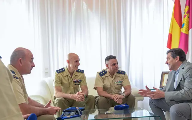 El presidente de la Diputación, Miguel Ángel Valverde, con los tenientes coroneles Jorge Aguado y Óscar Carias del Bataón de Helicópteros BHELA I