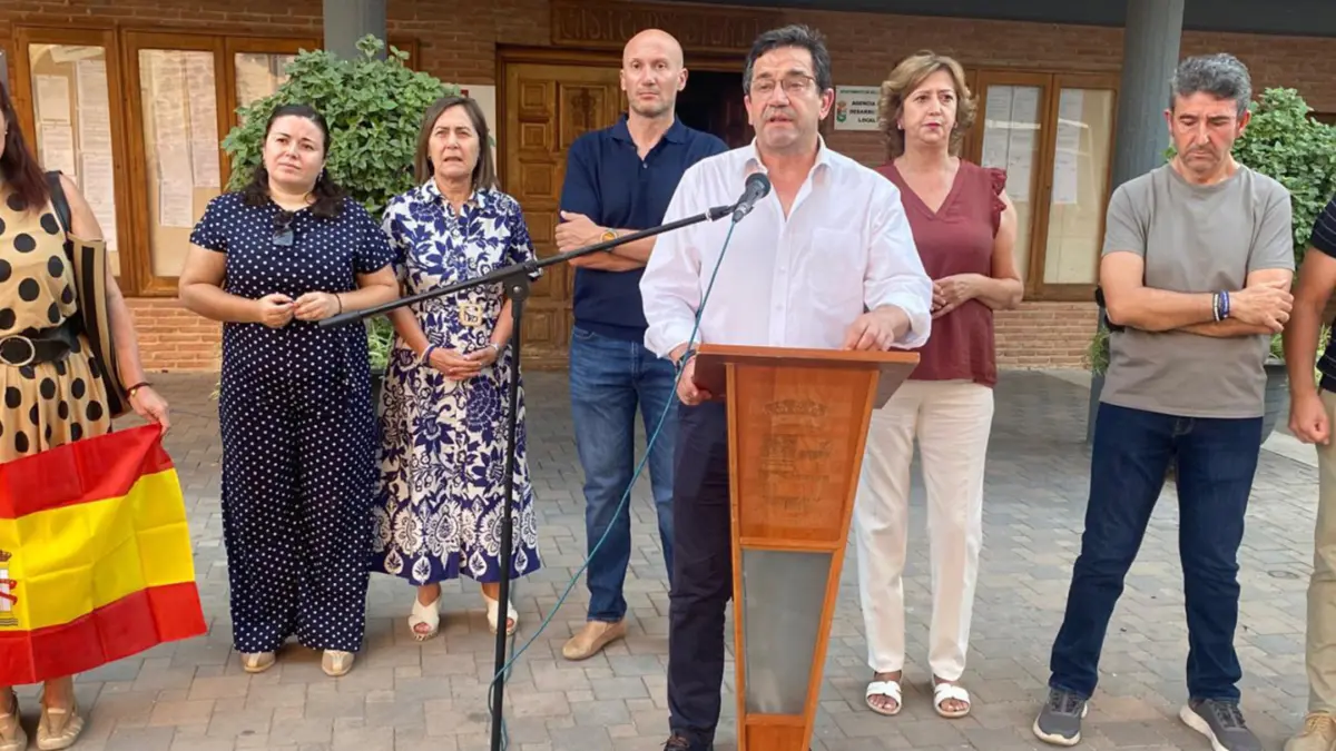 El presidente de la Diputación, Miguel Ángel Valverde, lee el manifiesto de apoyo a Ceuta a las puertas del Ayuntamiento de Bolaños de Calatrava