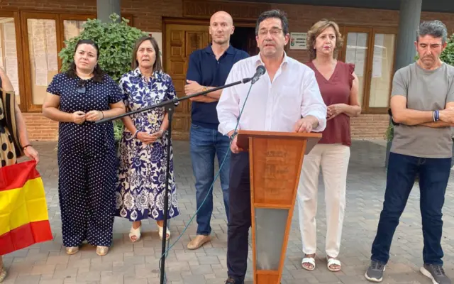 El presidente de la Diputación, Miguel Ángel Valverde, lee el manifiesto de apoyo a Ceuta a las puertas del Ayuntamiento de Bolaños de Calatrava