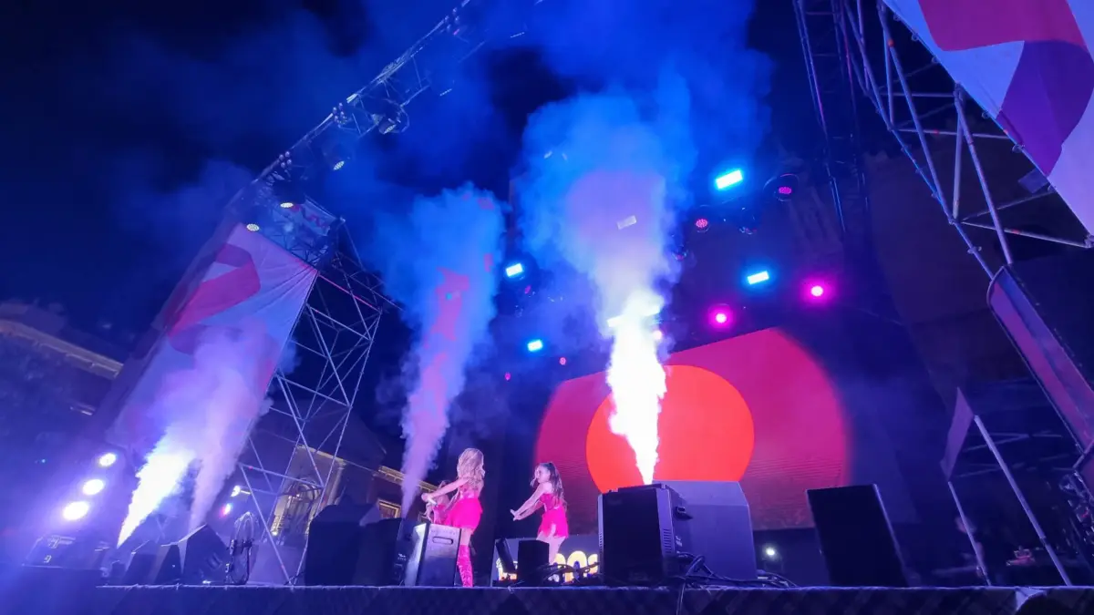 Público en el festival Un viaje a los 90 en la Plaza de España de Valdepeñas