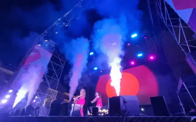 Público en el festival Un viaje a los 90 en la Plaza de España de Valdepeñas