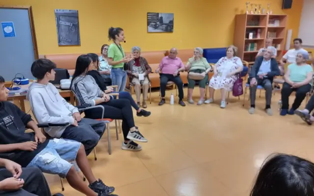 Mayores del Centro del Lucero y estudiantes del IES Francisco Nieva en un encuentro por la Semana de la Movilidad en Valdepeñas