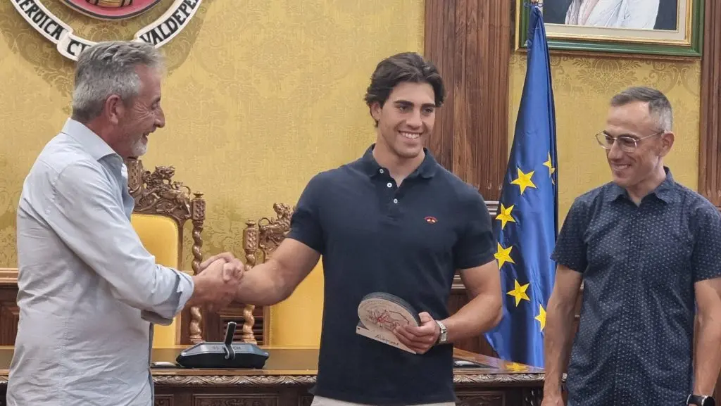 El alcalde Jesús Martín recibe al kayakista Adrián Moreno en el salón de plenos de Valdepeñas