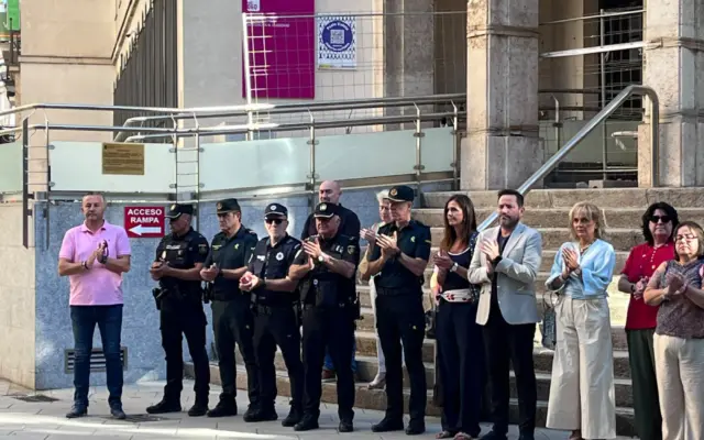 Representantes institucionales guardan un minuto de silencio frente a la Subdelegación del Gobierno en Ciudad Real en repulsa por un asesinato machista