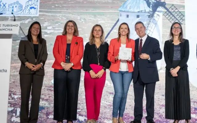Vanessa Irla recibe la placa de reconocimiento a Valdepeñas en el II Foro Regional de Turismo de Castilla-La Mancha