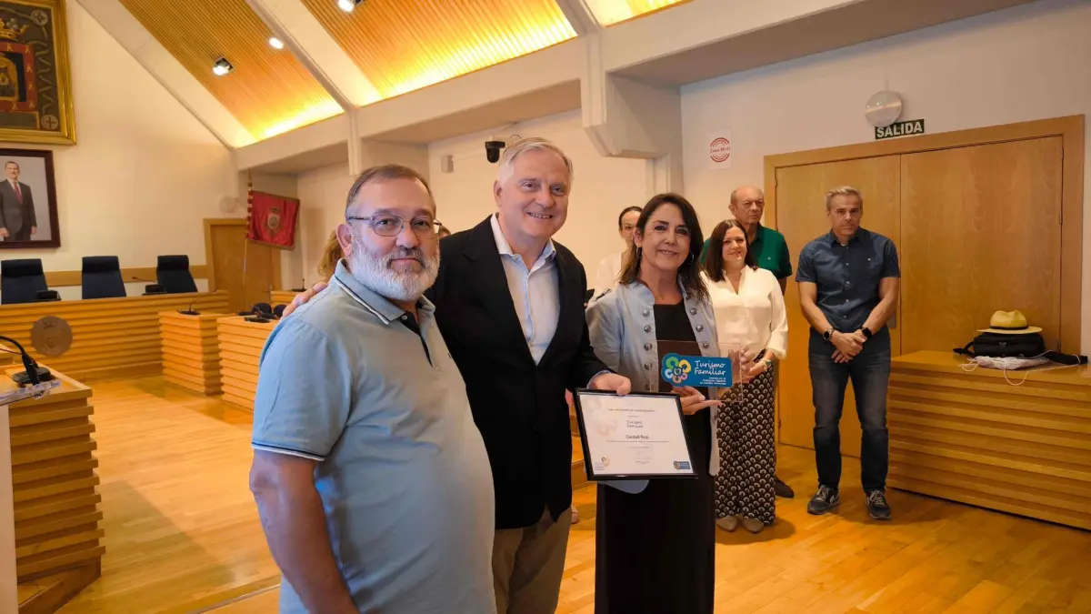 Entrega del sello de turismo familiar al Ayuntamiento de Ciudad Real