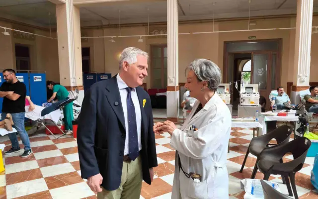 Voluntarios donando sangre en el Antiguo Casino de Ciudad Real