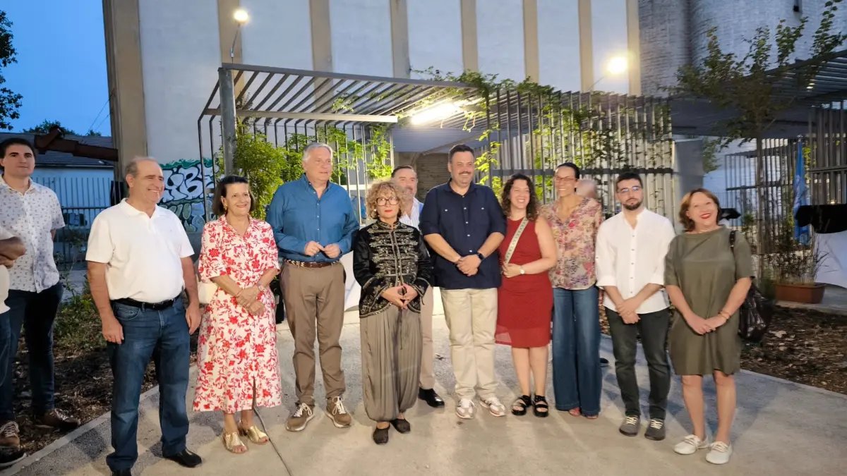 Vecinos y representantes municipales en el acto de inauguración de la primera fase de los silos del barrio de Los Ángeles