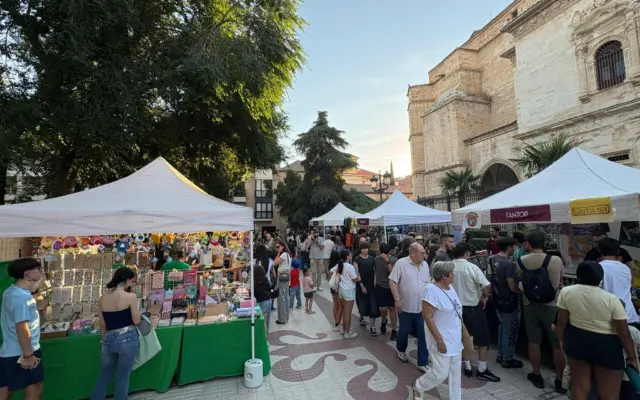 Público y expositores en la inauguración de ManchaCómic 2026 en los Jardines del Prado de Ciudad Real
