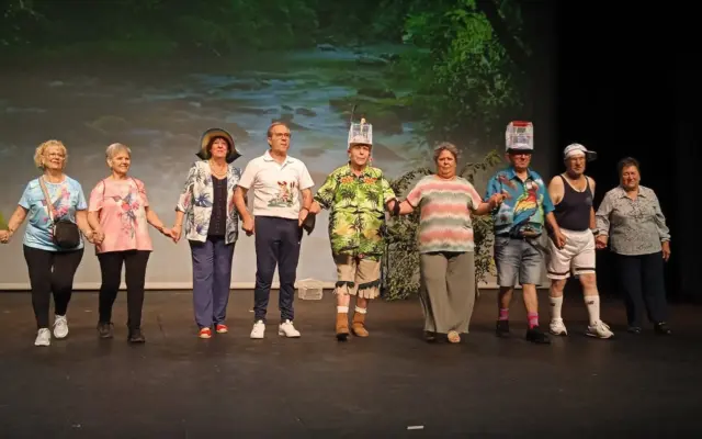 Personas mayores en el Teatro Auditorio Francisco Nieva de Valdepeñas con motivo del Día Internacional de las Personas de Edad