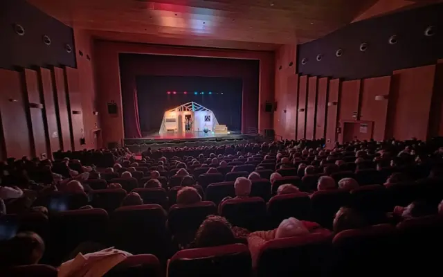Patio de butacas y escenario del Auditorio Municipal de Herencia