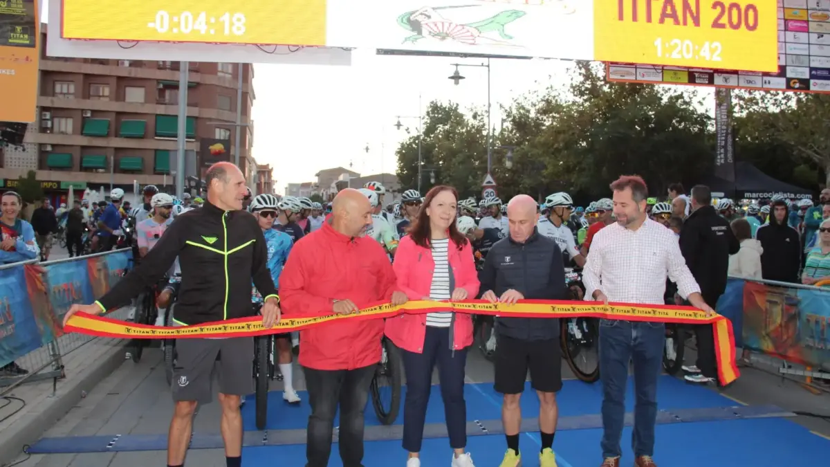 Ciclistas en la salida de la Titán de la Mancha 2026 en Alcázar de San Juan