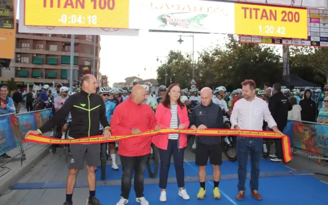 Ciclistas en la salida de la Titán de la Mancha 2026 en Alcázar de San Juan