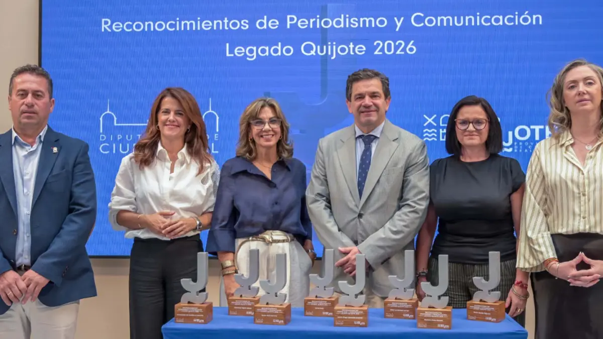 Presentación de los premiados en los II Reconocimientos de Periodismo y Comunicación Legado Quijote en el patio del Palacio Provincial