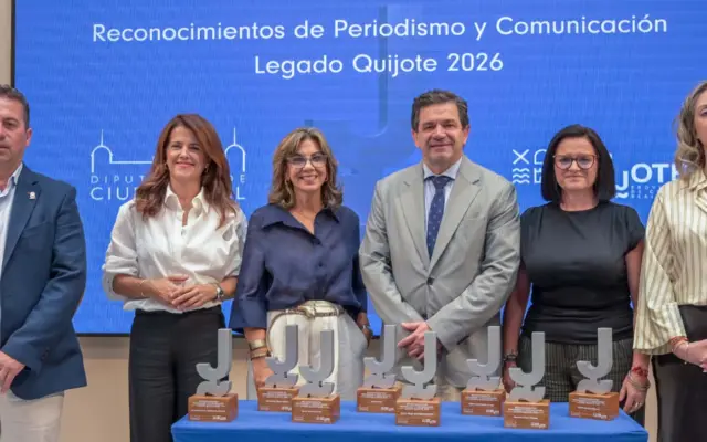 Presentación de los premiados en los II Reconocimientos de Periodismo y Comunicación Legado Quijote en el patio del Palacio Provincial