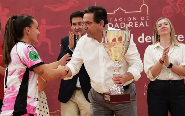 Jugadoras del Soliss BM Pozuelo de Calatrava celebrando el título de la Copa Diputación de Balonmano Femenino junto a autoridades de la Diputación de Ciudad Real
