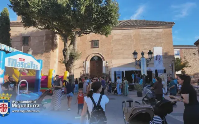Niños y niñas participando en la Gymkhana de Juegos en la Plaza de la Virgen de Miguelturra durante las Ferias y Fiestas 2026