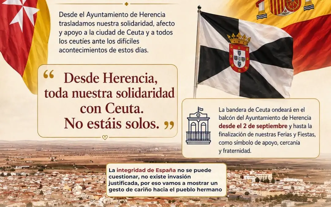 Bandera de Ceuta en el balcón del Ayuntamiento de Herencia en solidaridad con la ciudad autónoma