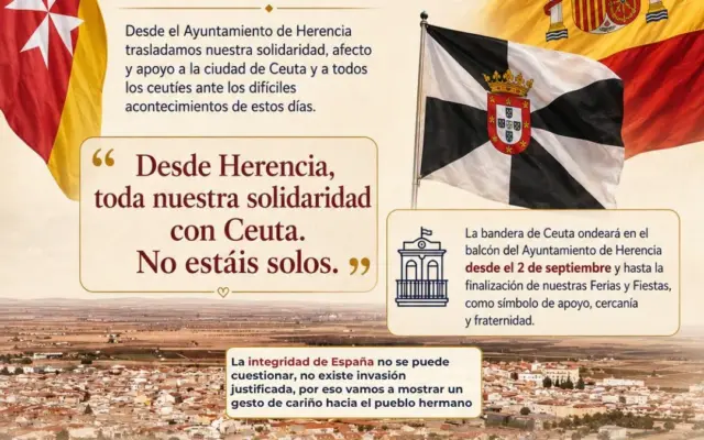 Bandera de Ceuta en el balcón del Ayuntamiento de Herencia en solidaridad con la ciudad autónoma