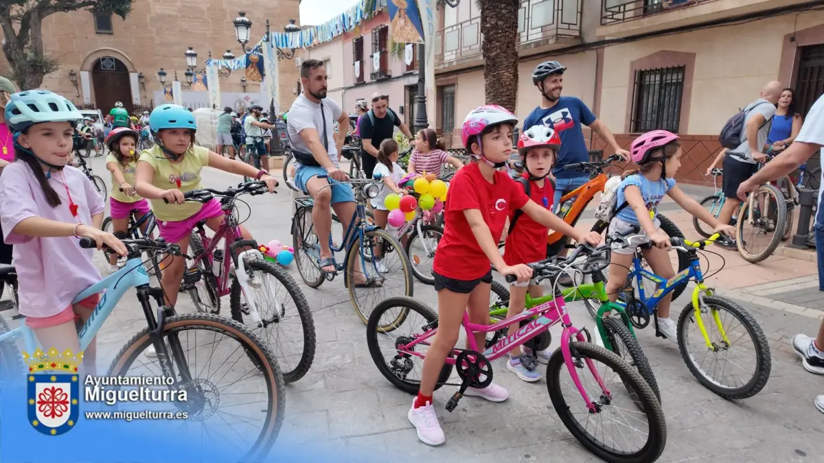 Participantes del Día de la Bicicleta de Miguelturra pedaleando por las calles del municipio durante las Ferias y Fiestas 2026