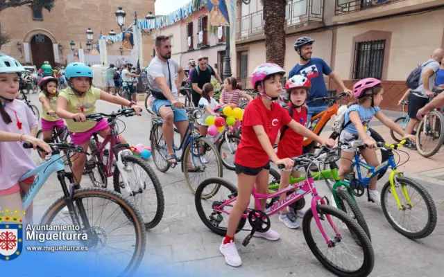 Participantes del Día de la Bicicleta de Miguelturra pedaleando por las calles del municipio durante las Ferias y Fiestas 2026
