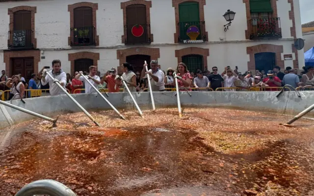 Elaboración del Pisto Más Grande del Mundo en la Feria del Pimiento de Villanueva de los Infantes