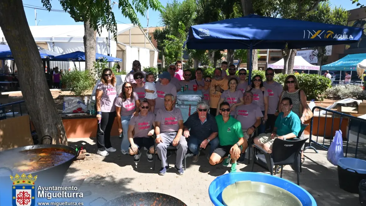 Vecinos en el Almuerzo de Peñas y Encuentro de Charangas en el Parque Doctor Fleming de Miguelturra