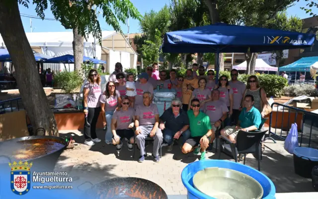 Vecinos en el Almuerzo de Peñas y Encuentro de Charangas en el Parque Doctor Fleming de Miguelturra