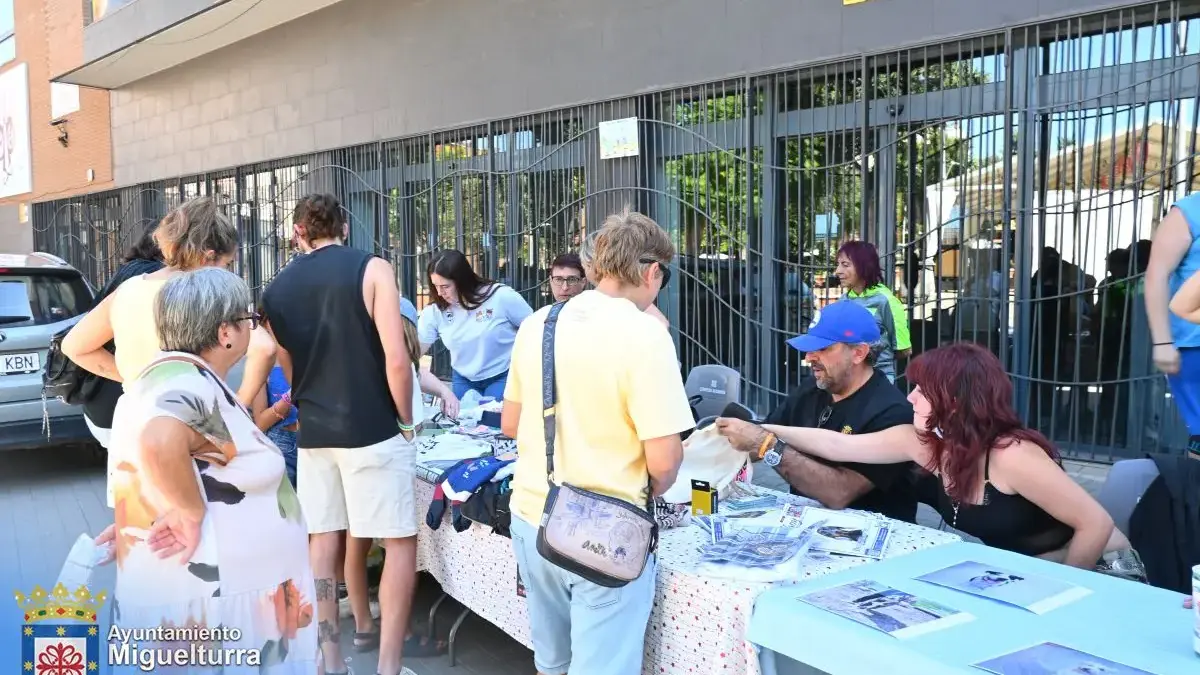 Vecinos en la Comida Popular Solidaria a beneficio de la Protectora Municipal Huella Churriega en Miguelturra