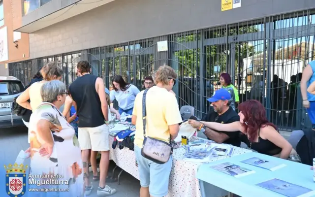 Vecinos en la Comida Popular Solidaria a beneficio de la Protectora Municipal Huella Churriega en Miguelturra