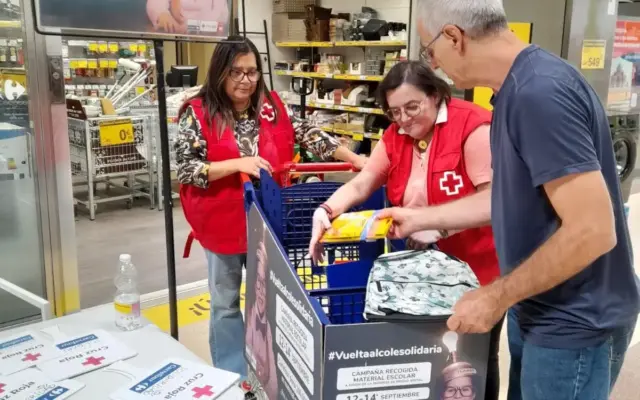Voluntarios de Cruz Roja en la campaña Vuelta al Cole Solidaria en Alcázar de San Juan