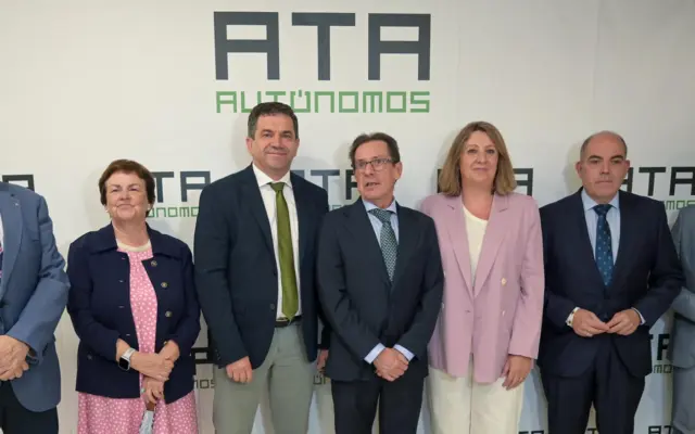 Miguel Ángel Valverde junto a representantes de ATA en la asamblea regional de autónomos en Ciudad Real