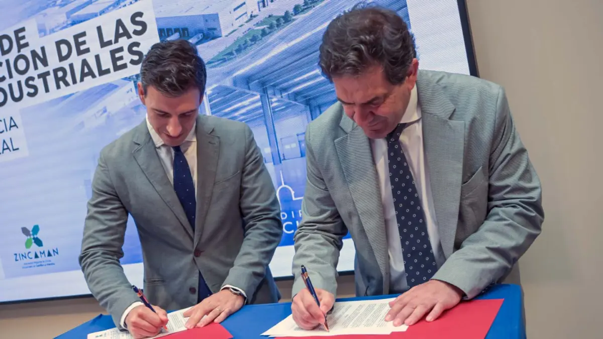 El presidente de la Diputación, Miguel Ángel Valverde, y el presidente de ZINCAMAN firman un convenio de colaboración en el Palacio Provincial