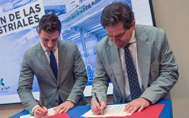 El presidente de la Diputación, Miguel Ángel Valverde, y el presidente de ZINCAMAN firman un convenio de colaboración en el Palacio Provincial