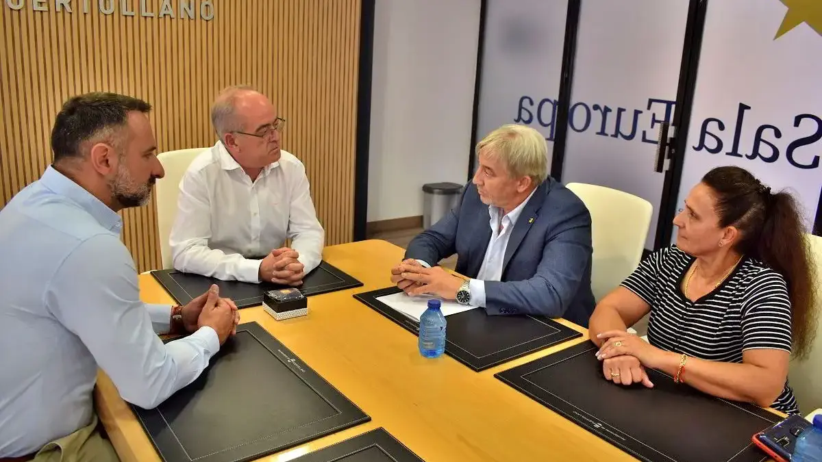 Representantes de la Real Federación Española de Judo y el Ayuntamiento de Puertollano en la reunión sobre defensa personal
